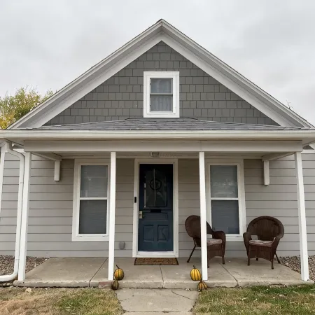 Cheerful 3-bedroom home w/free parking on premises