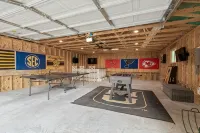 Spacious & Cozy near Downtown ~ HotTub ~ Game Room - 3-Star