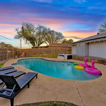 Luxury Escape - Pool, Hot Tub, Arcade, Games, BBQ & Outdoor Lounge!