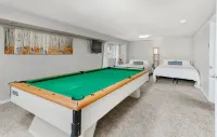 Luxury Durango Retreat, 5 Min to Downtown, Hot Tub, Views, Games, Pets Welcome!