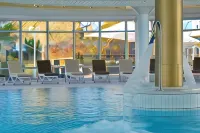 The Monarch Hotel - С бассейном