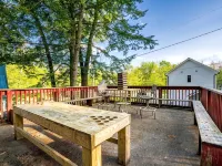 Kettle Cove Cabin. Lake Sebago Beach Access. Fire pit. Grill. Blackstone. Games Hotels in Casco