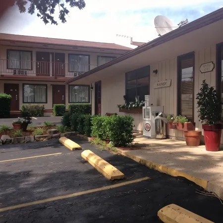 The Parkwood Inn & Suites