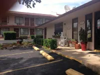 The Parkwood Inn & Suites - parking
