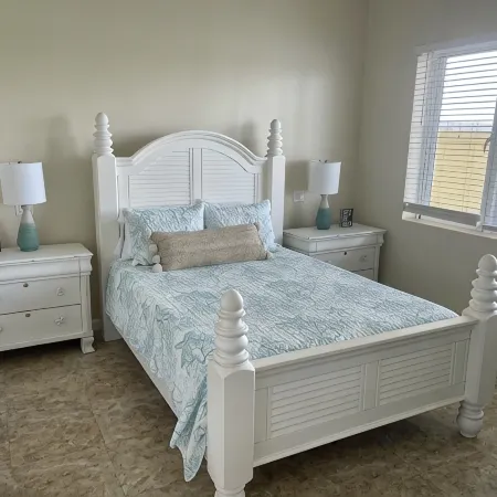 Luxury 2/2 Sleeps 6. Grand Bahama Condo w/ POOL, Boat Dock plus close to BEACH!
