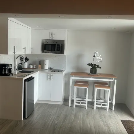 Charming studio in lovely Hialeah with AC, WiFi Отели в г. Хайалиа