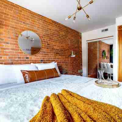 Top Rated - PRIME Location - CLEAN - Parking Free Rooms