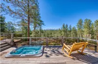 Spacious cabin in the woods w/ a private hot tub, deck, & fireplace  SUV  needed - ブティック