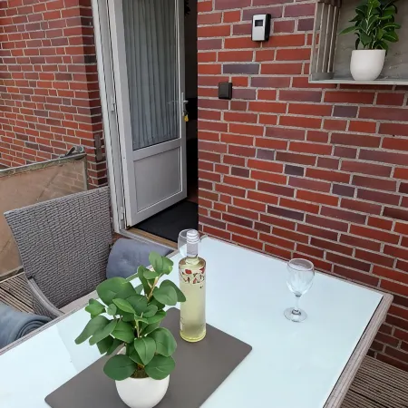 Apartment Lüttje Amselnüst - central location directly on the dike with balcony