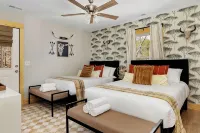 Wanderlust Villa – Spacious Mt cabin w/ Game room, Hot tub and Karaoke nights ! - Parvekkeita