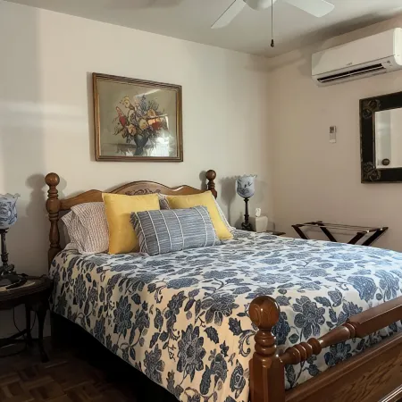 Couples retreat~two minute walk to historic downtown Square~Centrally located.