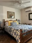 Couples retreat~two minute walk to historic downtown Square~Centrally located.