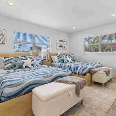 Pool and Hot Tub Home with Pickle Ball Court and Walk to Downtown Rooms