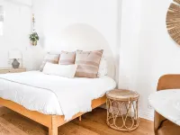 Bright and cozy modern studio steps from the beach - Kondo