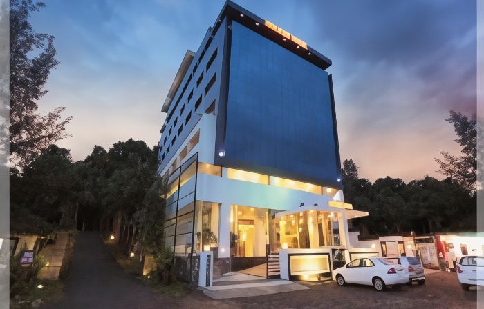 Holiday Vista Thekkady a Premium Hotel Near Periyar Wild Life Sanctuary with Sky View Pool
