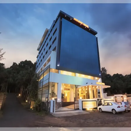 Holiday Vista Thekkady a Premium Hotel Near Periyar Wild Life Sanctuary with Sky View Pool