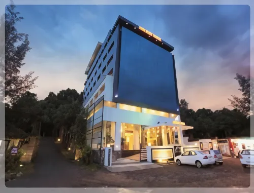 Holiday Vista Thekkady a Premium Hotel Near Periyar Wild Life Sanctuary with Sky View Pool - spa