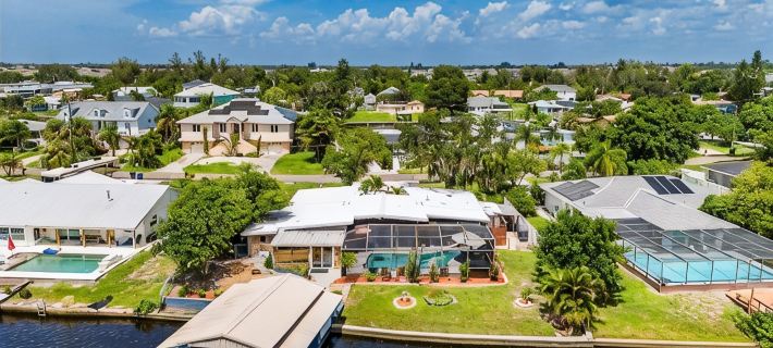 Waterfront Mid Century Cottage w/Pool and Spa- Close to beaches - Sleeps 9 Hotels in Ruskin