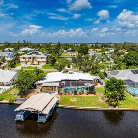 Waterfront Mid Century Cottage w/Pool and Spa- Close to beaches - Sleeps 9