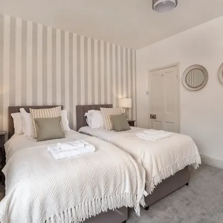 Amberley House - with Hot Tub + Free Parking
