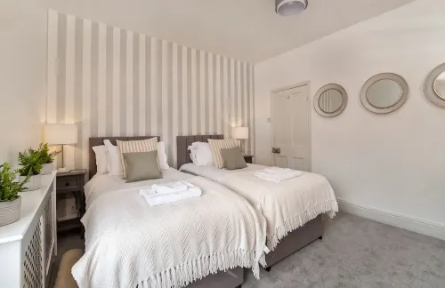 Amberley House - with Hot Tub + Free Parking - Jacuzzi