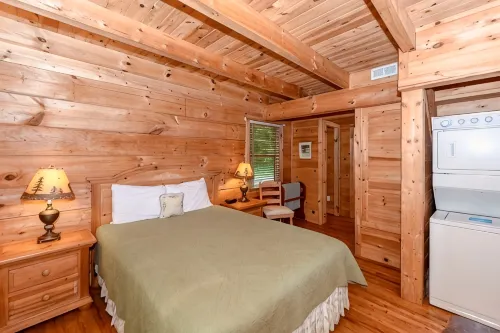 Creekside 2 Bedroom Cabin by RedAwning - Hytter