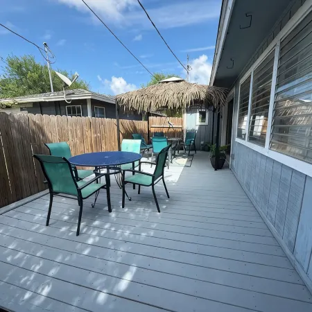 Blue Seahorse Coastal Retreat 3BR/2BA pet friendly, privacy fenced yard