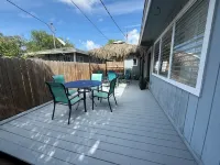 Blue Seahorse Coastal Retreat 3BR/2BA pet friendly, privacy fenced yard - 4 ดาว