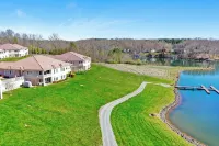 "Hook, Wine, and Sinker" Large 5-bed lakefront villa-pool, hot tub, and courts - Villas