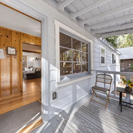 Perfect location! Cabin w/ hot tub- walk to beach, golf & trails