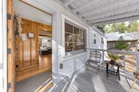 Perfect location! Cabin w/ hot tub- walk to beach, golf & trails - Chalets