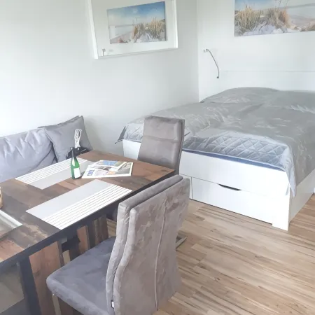 Fördetraum,1. Reihe, 20 m zum Strand, Meerblick, Frisch Renoviert, Loggia, EG Hotels in Laboe