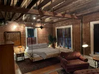 Old Town Loft w Hanging Master Bed -  Ferienwohnungen