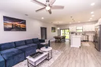 Newly Built in 2023! 2 hole Putt-Putt, Fire-Pit, Huge Fenced Backyard, Lake View - Boutique