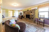 Spacious home with private lake front - Wifi