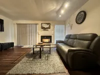 Spacious Sun Valley Escape- Ground Level, Private Porch & BBQ - พร้อมWifi