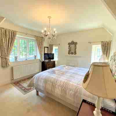 Iconic Luxury Detached Period House on the River Bank with parking. Rooms