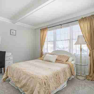 Charming 4-bedroom cottage in South Haven -- 2 miles from beach and downtown. Rooms