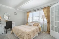 Charming 4-bedroom cottage in South Haven -- 2 miles from beach and downtown. - Country Houses