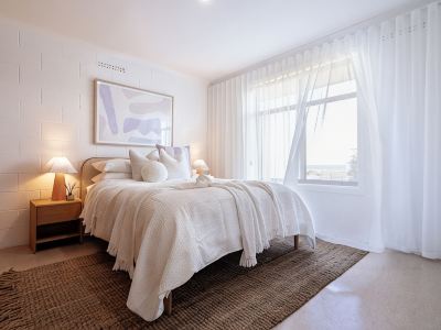 Cosy, fully-renovated apartment with ocean views and 1-minute walk to the beach