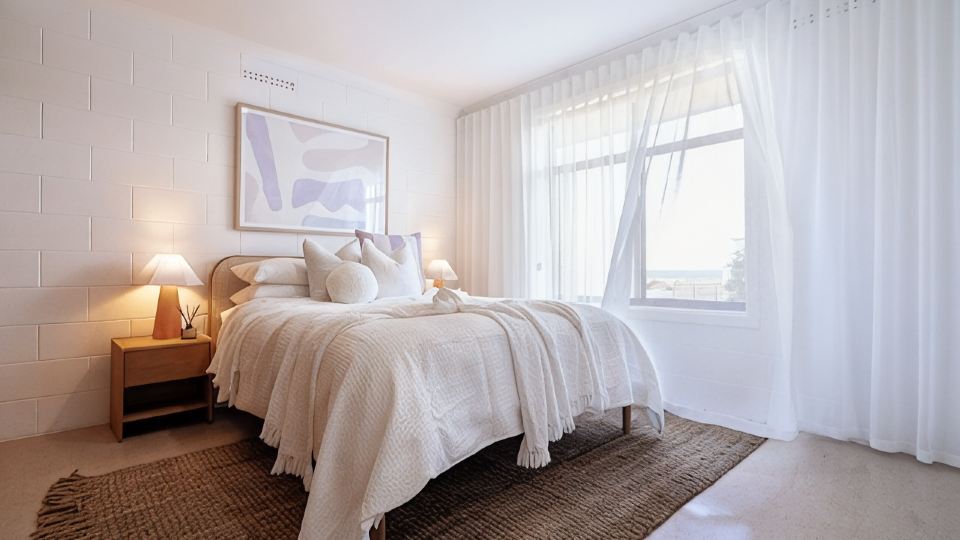Cosy, fully-renovated apartment with ocean views and 1-minute walk to the beach