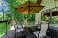 Ellicottville Chalet with beautiful storybook creek