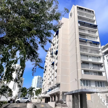 Fully Remodeled condo a few steps to beach Free parking WiFi