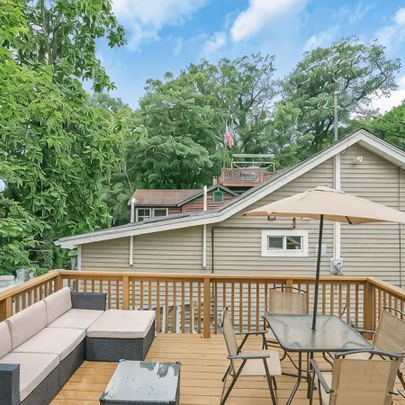Chic, Cozy, Newly-Remodeled Cottage with Deck