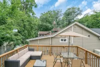 Chic, Cozy, Newly-Remodeled Cottage with Deck