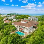 Beautiful supersize villa perfect for larger families and groups. Sleeps 22 Hôtels à : 