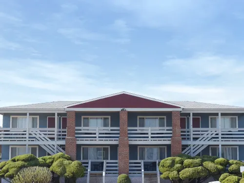Born Free Suites by the Sea - Motels