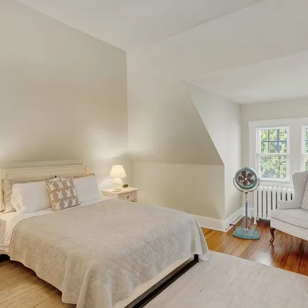 Historic & sunny home w/ Fireplace steps from USNA & Downtown Annapolis