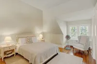 Historic & sunny home w/ Fireplace steps from USNA & Downtown Annapolis