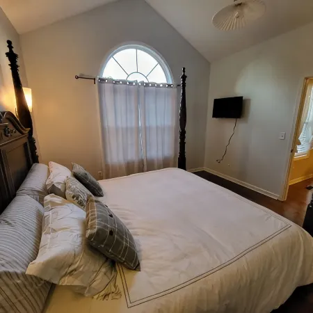11. Spacious Lakeview home, King bed, minutes to downtown, shopping, boat ramps